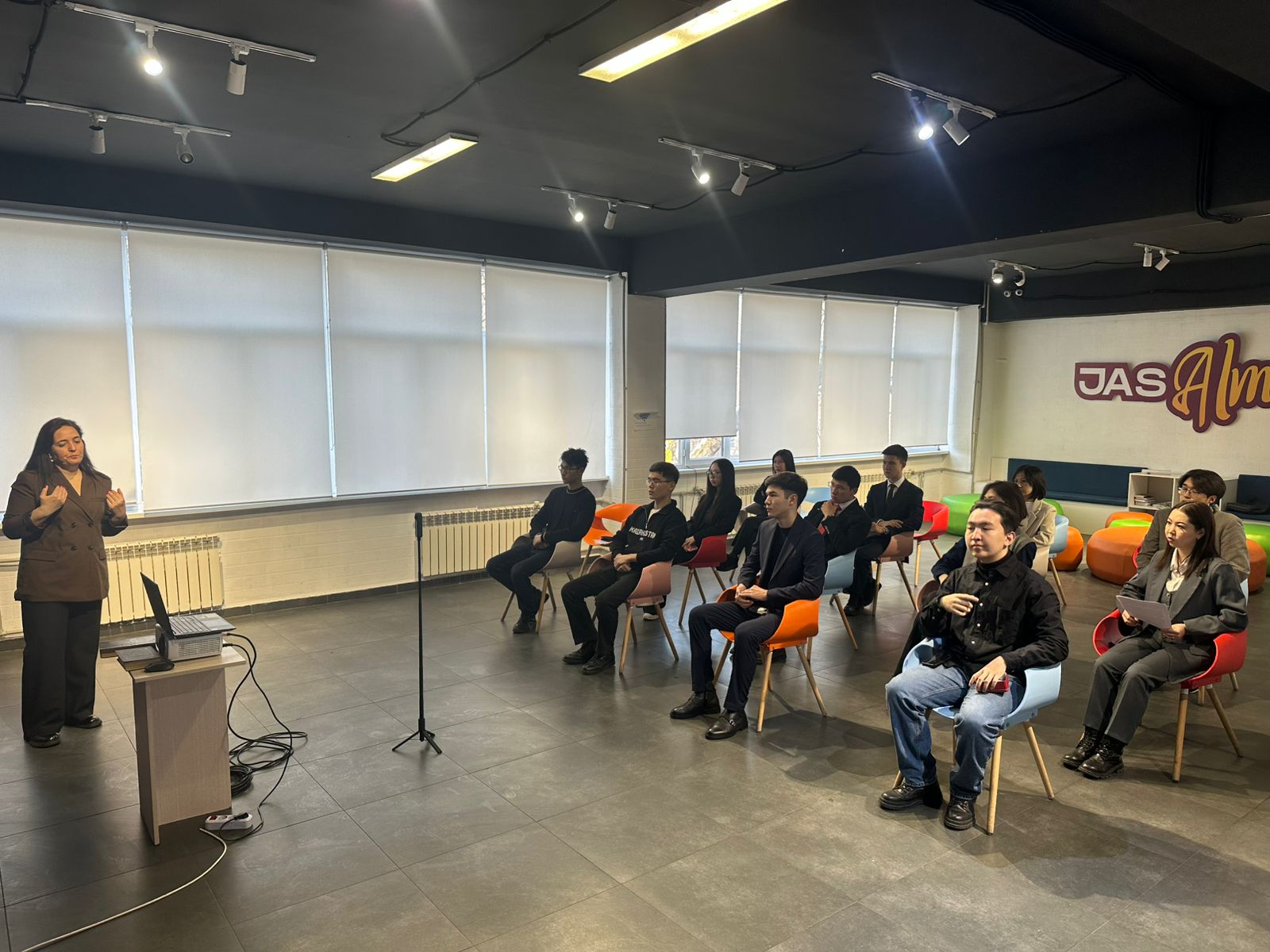 Халықаралық қатынастар факультеті Community Centre Almaty алаңында «ЦУР 4 – Сапалы білім: дипломатия және бизнес» тақырыбында тренинг өткізді